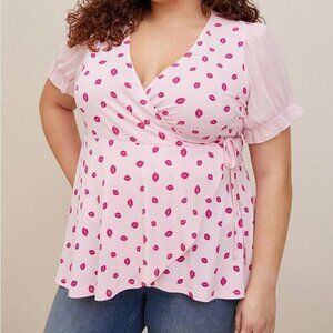 Torrid - Studio Knit Chiffon Puff Sleeve Surplice Top in Lips Print, Pink​​​​​​​